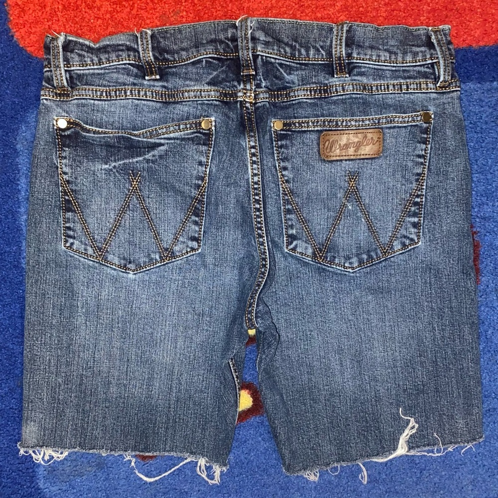 Wrangler Retro Slim Straight Denim Cut-Off Shorts Men’s Size 34 (Measure 34x8)